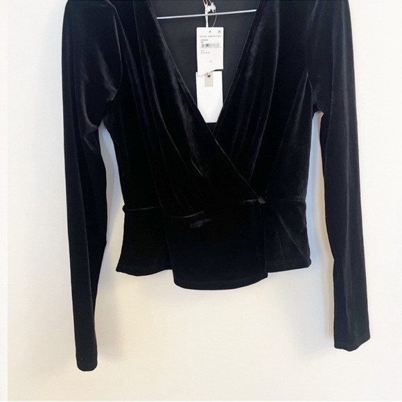 Good American Velvet Wrap Top Black V-Neck NEW Size (2) Medium Long Sleeves - Picture 4 of 9